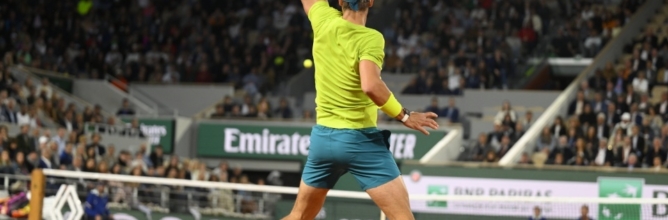 Rafael Nadal pictured from behind during a Roland Garros match