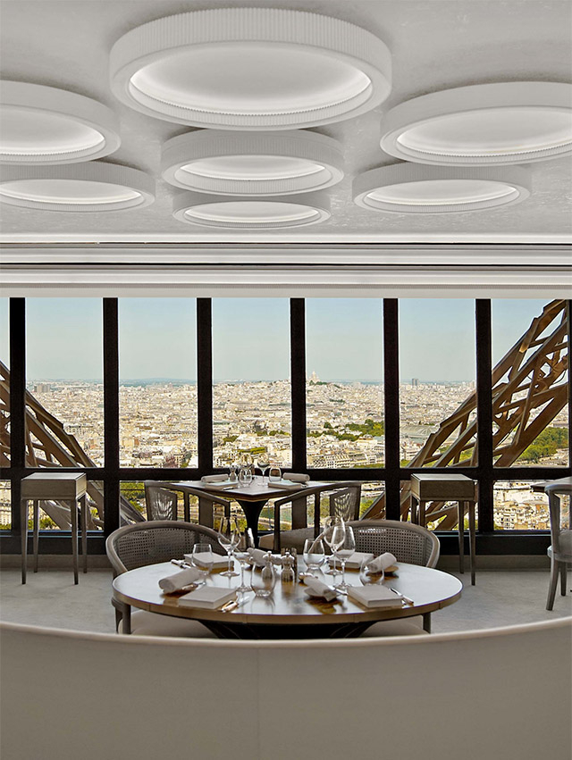 Vue sur Paris depuis une table du restaurant Madame Brasserie au premier étage de la Tour Eiffel