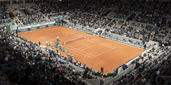 Vue sur le Court Philippe-Chartier de nuit pendant une session Roland Garros de soirée
