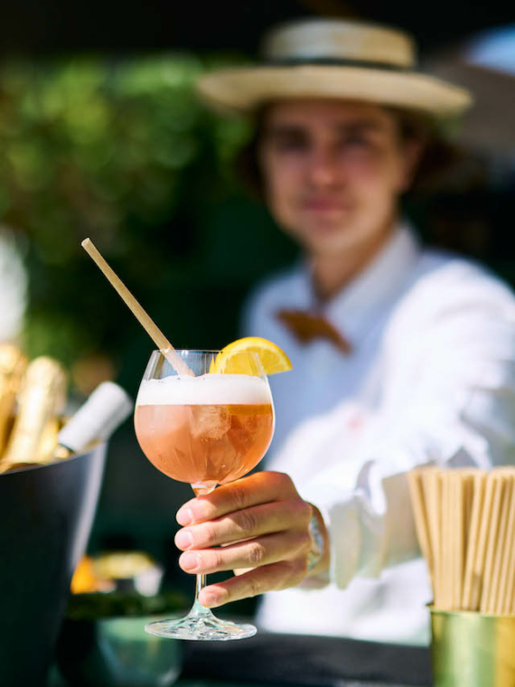 Cocktail fruité servi par un hôte dans l'espace Mezzanine de Roland-Garros