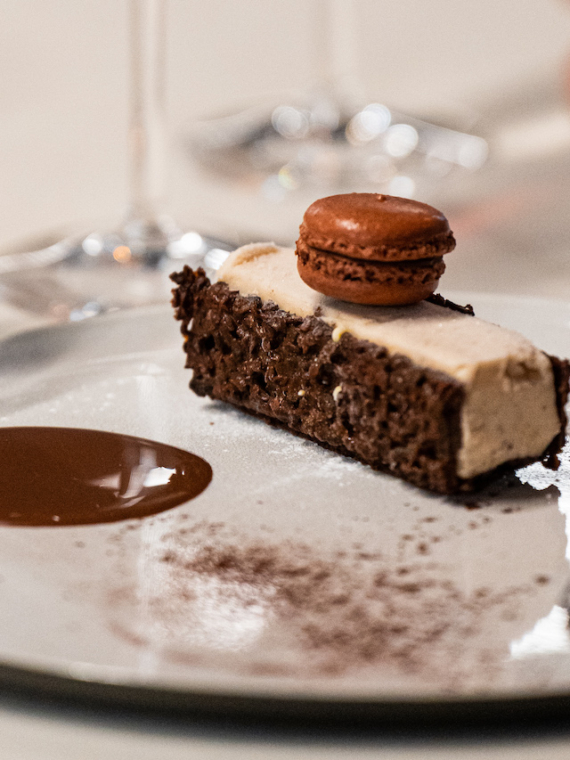 Dessert gateau au chocolat et macaron Lounge & Master Club Rolex Paris Masters Sodexo Live Hospitality