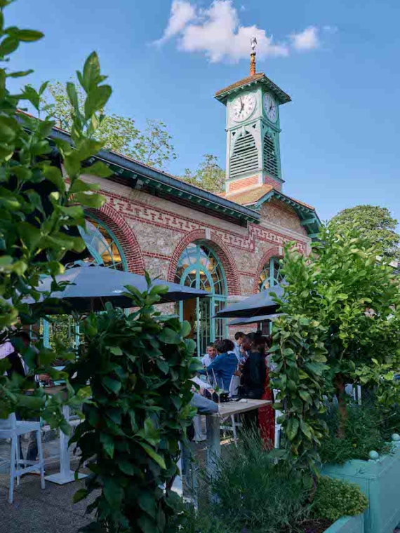 La façade et le jardin de l'Orangerie de Roland-Garros