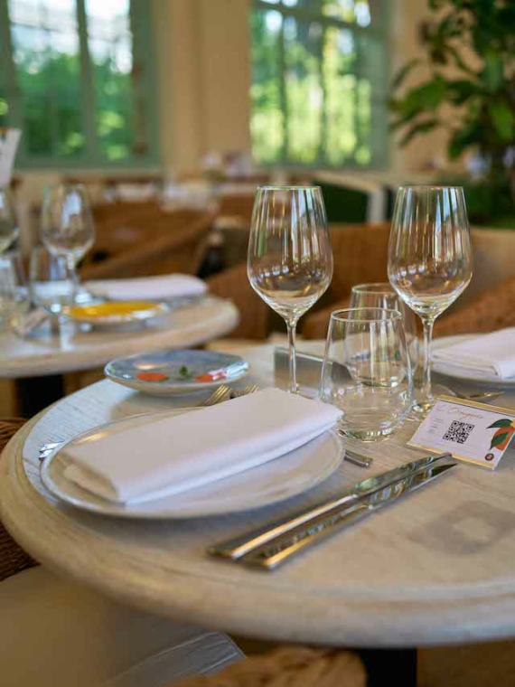 Une table VIP hospitalité de l'Orangerie à Roland-Garros dressée et ses couverts