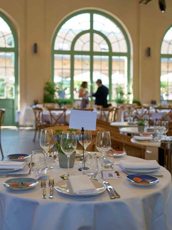 Les tables VIP dans la salle l'Orangerie pendant Roland-Garros