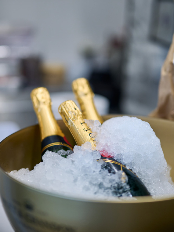 Bouteilles de champagne dans un seau à champagne au Salon Légende de Roland-Garros