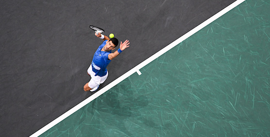 Novak Djokovic effectuant un service lors d'un match de tennis Masters 1000 de Paris Bercy