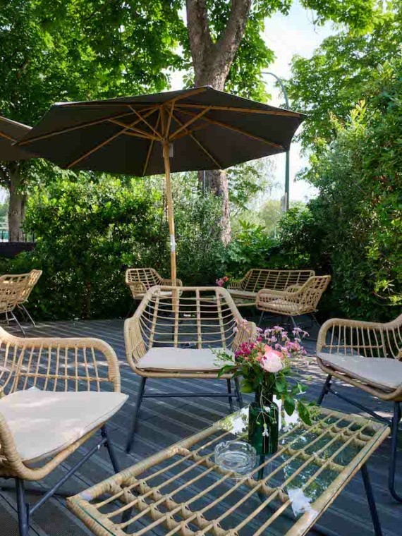 The terrace and garden lounge of the Roland Garros Pavillon