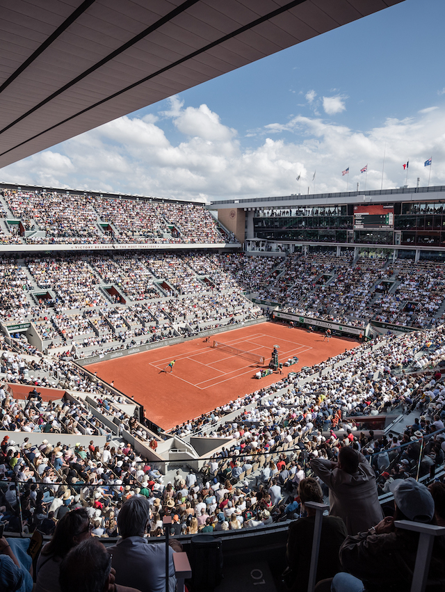 Une vue de jour sur le Court Philippe-Chatrier de Roland Garros depuis les gradins pendant un match