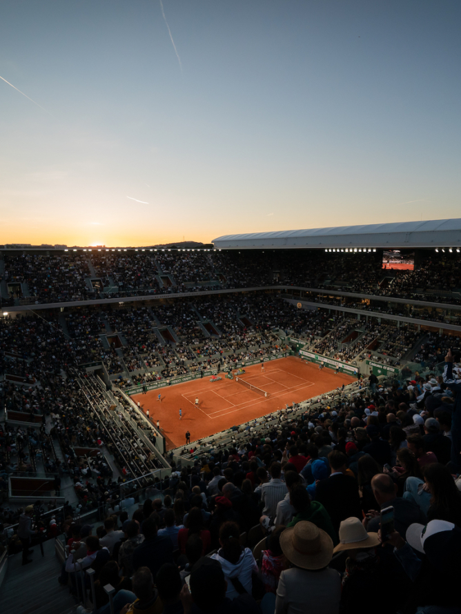 Une vue sur le Court Philippe-Chatrier de Roland Garros depuis les gradins pendant un match en soirée