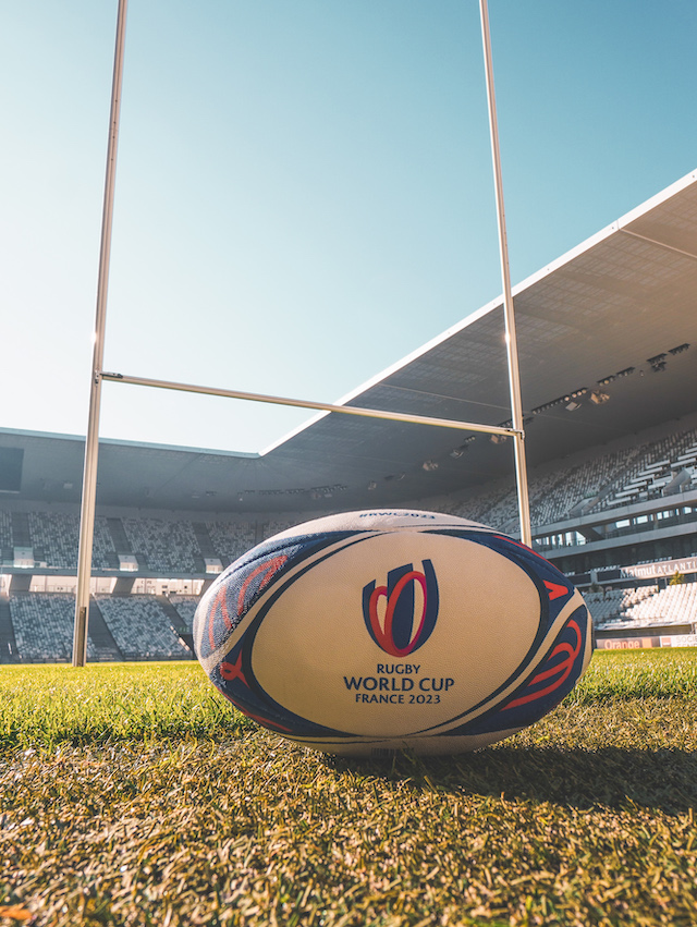 Le Ballon de rugby de la Coupe du Monde de Rugby France 2023 posé sur le sol du terrain du Stade de Bordeaux Matmut Atlantique