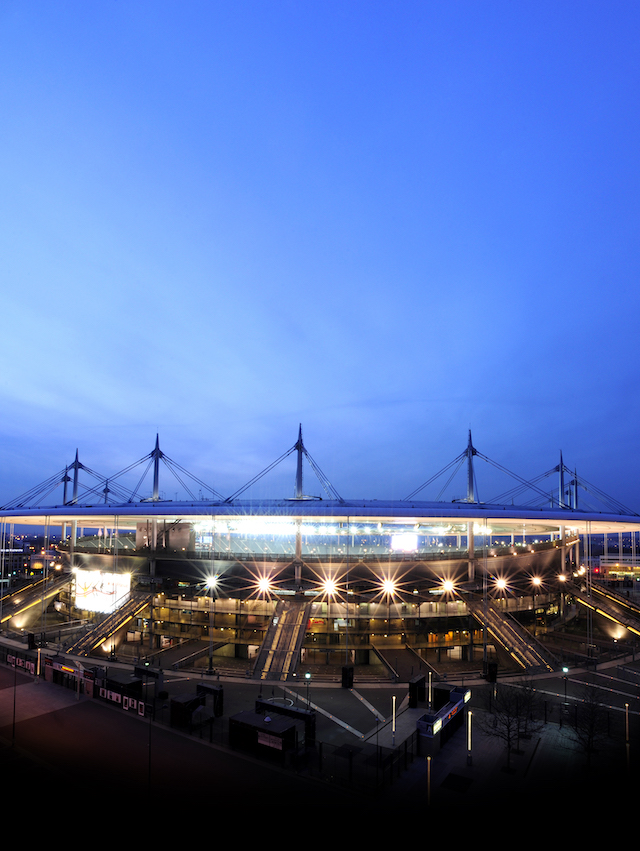 Vue extérieure de nuit du Stade de France qui accueillera la Coupe du Monde de Rugby France 2023