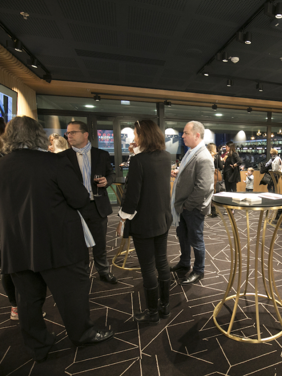 Des clients profitent d’une expérience VIP dans un lounge premium Paris la Défense Arena