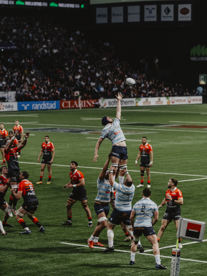 Two rugby teams on the field during a Racing 92 match