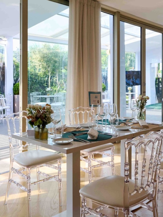Une table VIP et la vue baie vitrée au Pavillon Roland-Garros