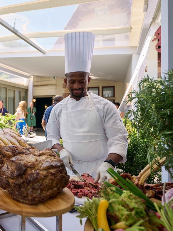 Un chef cuisiner propose de délicieuses pièces de viande au Pavillon Roland-Garros