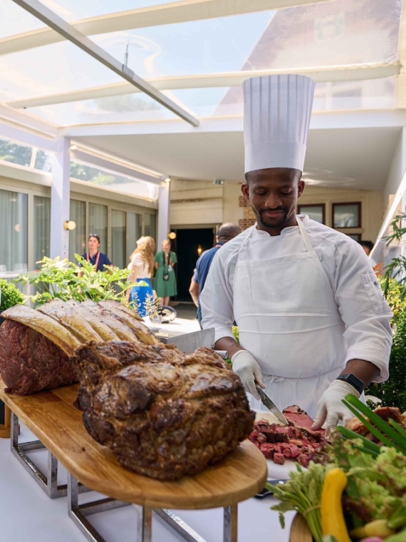 A chef offers delicious cuts of meat at the Roland-Garros Pavillon