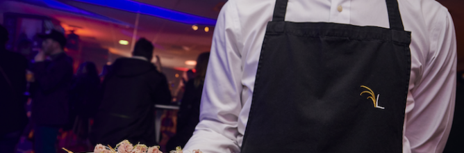 Serveur qui propose des petits-fours pendant une prestation VIP au Cocktail du Salon Partagé Groupama Stadium