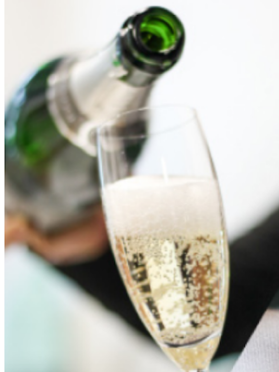 Champagne servi dans une coupe lors d'une expérience premium Sodexo Live Hospitality