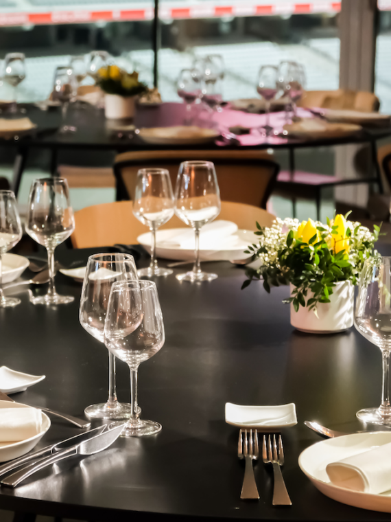 Le Salon Partagé du Stade de Lille et ses tables pour le repas assis lors d'une prestation VIP hospitalité Sodexo Live Hospitality
