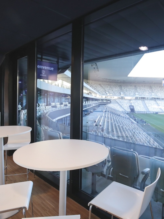 The VIP Lounge offered by the offer Salon Partagé Cocktail by Sodexo Live Hospitality and its view of the match and the stadium