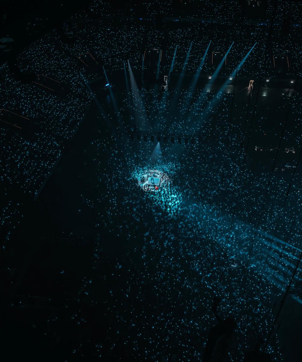 concert gims vip paris la defense arena Concert VIP de Gims à la Paris La Défense Arena, avec la scène illuminée et une foule enthousiaste.