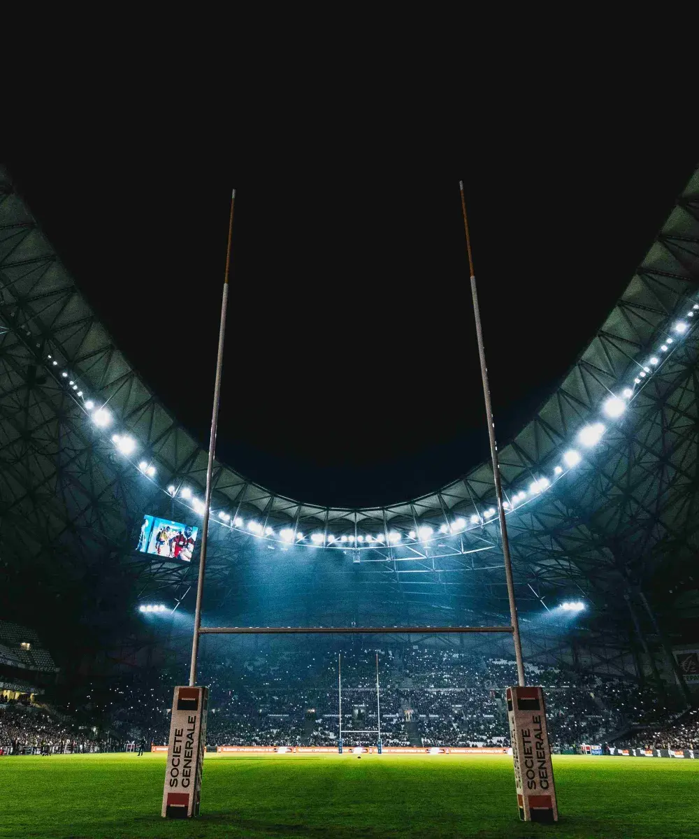 Vue immersive depuis le bord du terrain derrière les poteaux au Stade Vélodrome, cadre prestigieux de la demi-finale du Top 14 avec l’expérience hospitalité Sodexo Live!