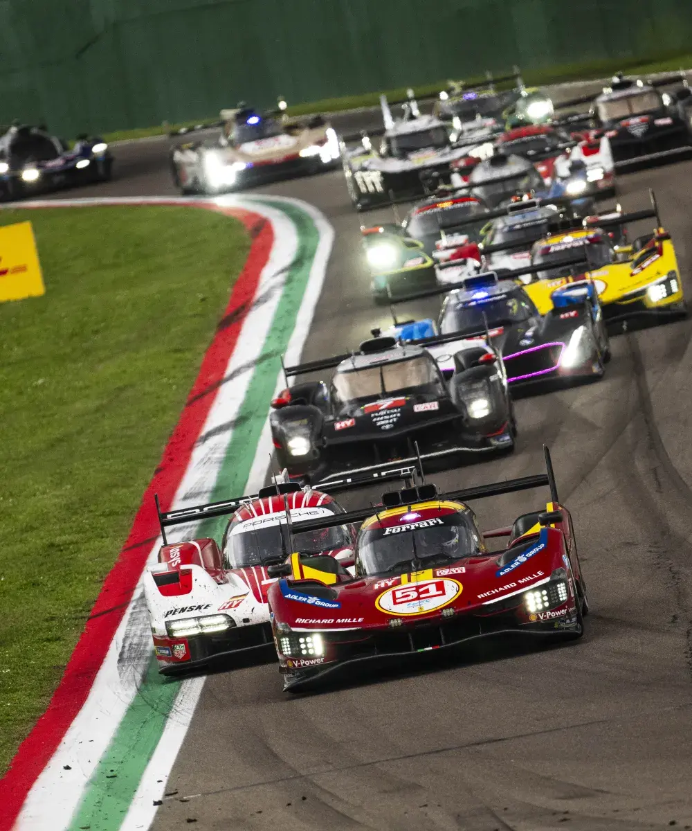 Voitures du World Endurance Championship s’élançant ensemble juste après le départ de la course.