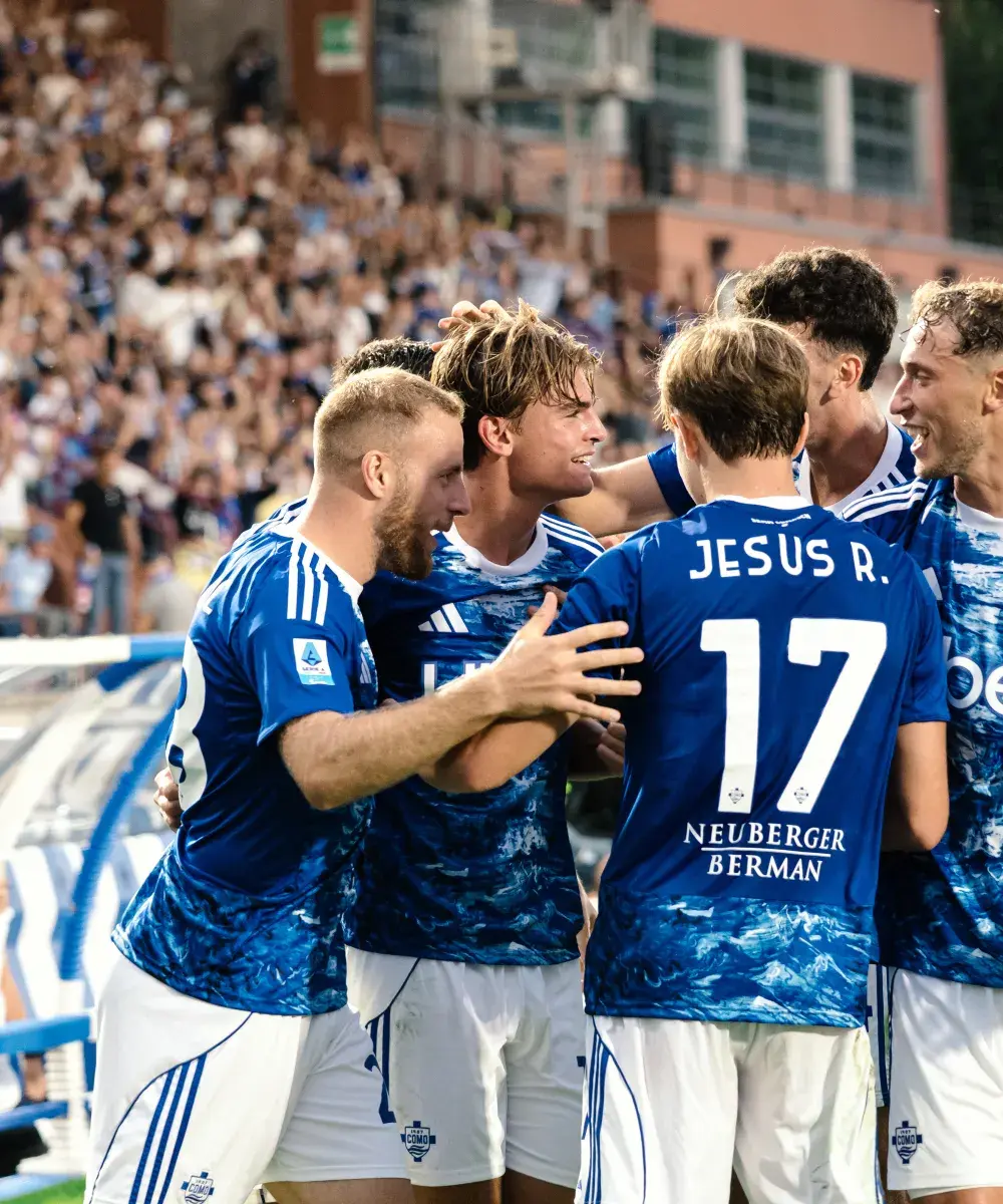 Les joueurs de l’équipe de Como célèbrent un but ensemble sur le terrain, exprimant leur joie, dans une image illustrant les offres VIP de Sodexo Live! Hospitality pour assister aux matchs du club en Italie
