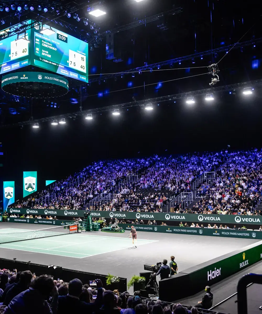 Court central du Rolex Paris Masters à Paris La Défense Arena, la plus grande salle d’Europe, mis en valeur comme cadre premium des expériences VIP Sodexo Live! Hospitality