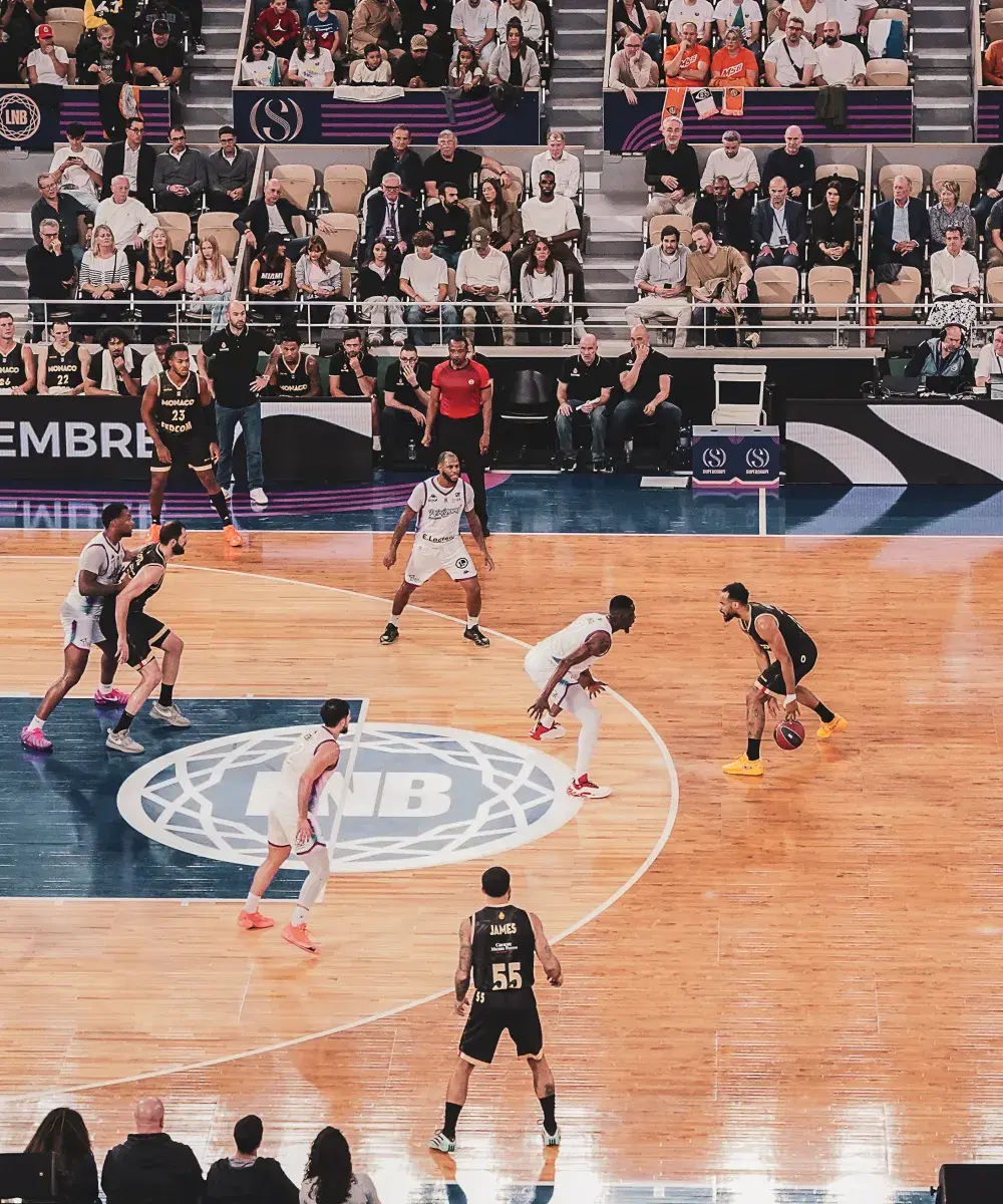 Finale de la Supercoupe de basket à Roland-Garros – match de basketball sur le Court Philippe-Chatrier avec expérience VIP Sodexo Live! Hospitality