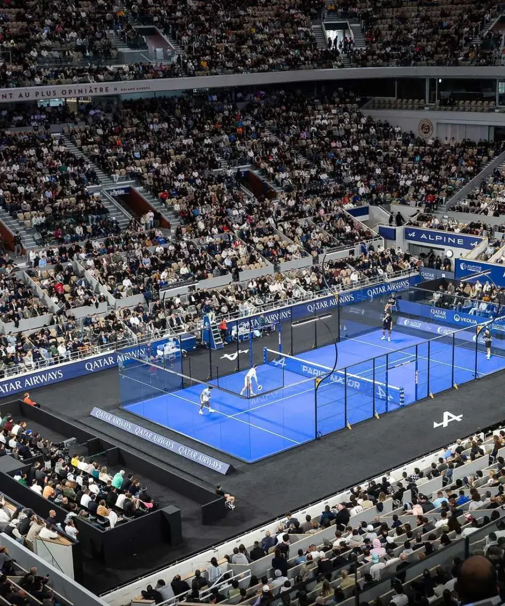 Court de padel installé sur le Court Philippe-Chatrier à Roland-Garros lors de l’Alpine Paris Major, expérience Sodexo Live! Hospitality VIP