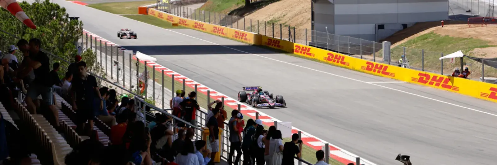 Visuel promotionnel du pack VIP pour le Grand Prix de Formule 1 à Barcelone, avec accès exclusif aux loges, prestations haut de gamme et immersion totale dans l’univers F1.