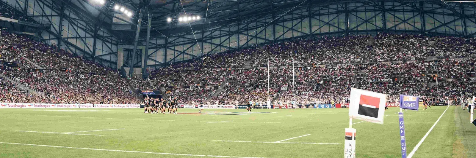 Vue rapprochée des joueurs en action depuis les espaces hospitalité bord terrain Sodexo Live au Stade Toulousain