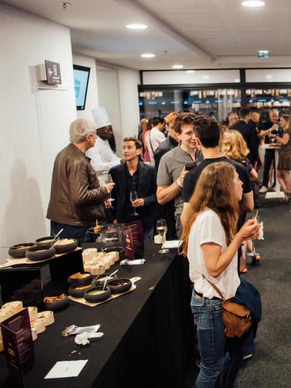 Cocktail dinatoire haut de gamme servi au Salon Partagé VIP avec l’offre Sodexo Live Hospitality