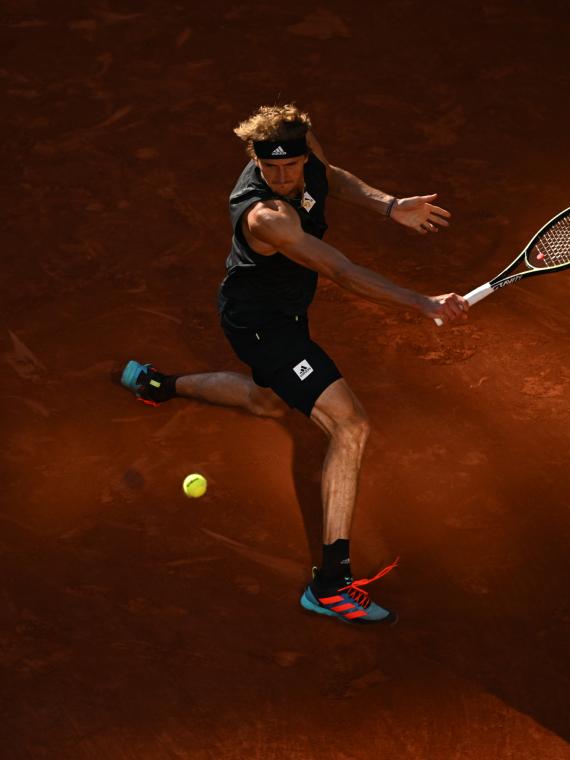 Alexander Zverev plaing center court Roland Garros