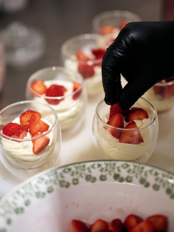 Chef preparing dessert at Roland-Garros Lounge les Mousquetaires