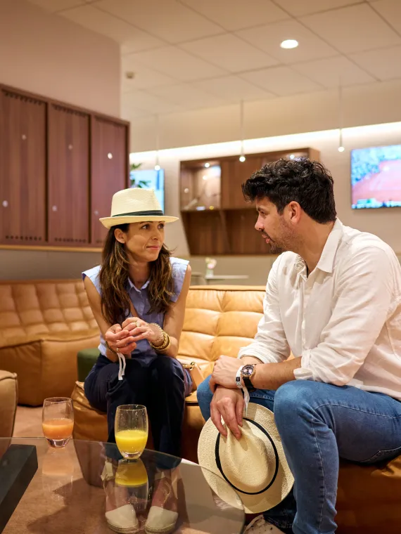Two guests having a drink at Roland-Garros VIP lounge