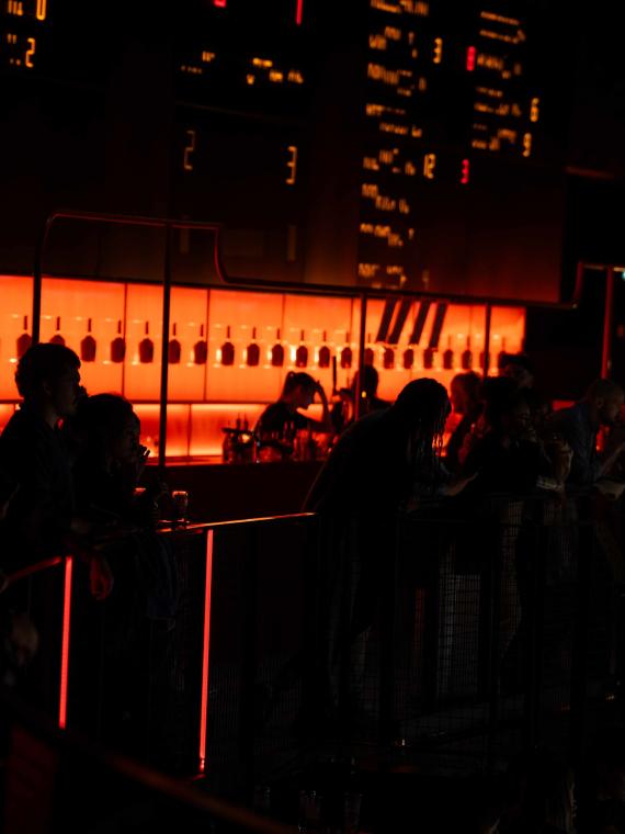 Skybar offrant des prestations d'hospitalité exclusives pour Paris Basket à l'adidas Arena