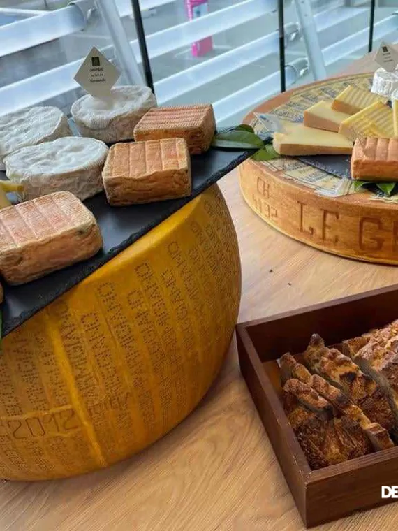 Event page slideshow featuring cocktails and a selection of cheeses