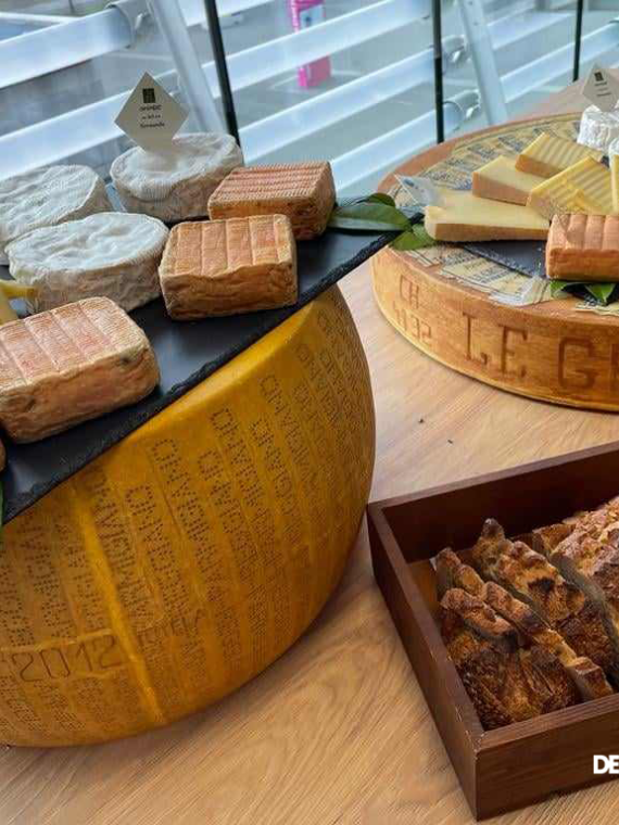 Event page slideshow featuring cocktails and a selection of cheeses
