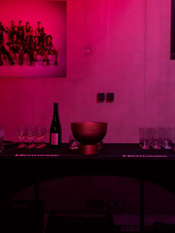 Buffet et boissons dans l'espace hospitalité Courtside Club pour Paris Basket à l'adidas Arena