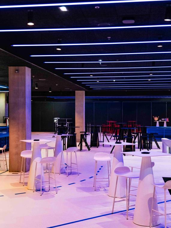 Salon panoramique Central House à Paris avec offre de cocktails et service d'hospitalité