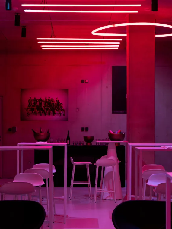 Espace hospitalité immersif Courtside Club pour Paris Basket à l'adidas Arena