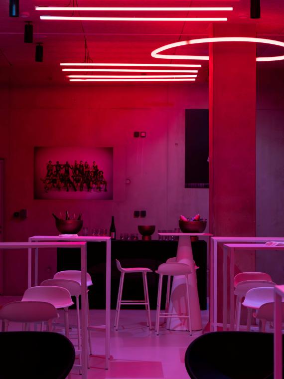 Espace hospitalité immersif Courtside Club pour Paris Basket à l'adidas Arena