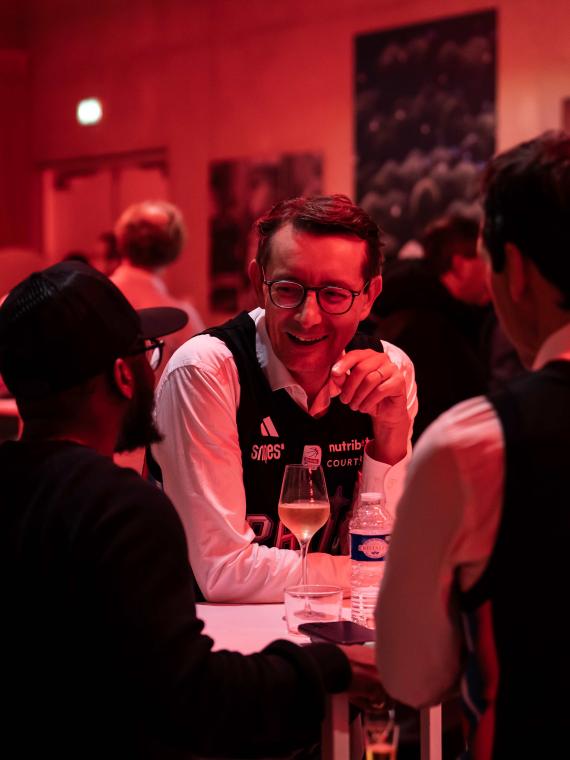Échange entre invités dans le salon hospitalité Courtside Club pour Paris Basket à l'adidas Arena