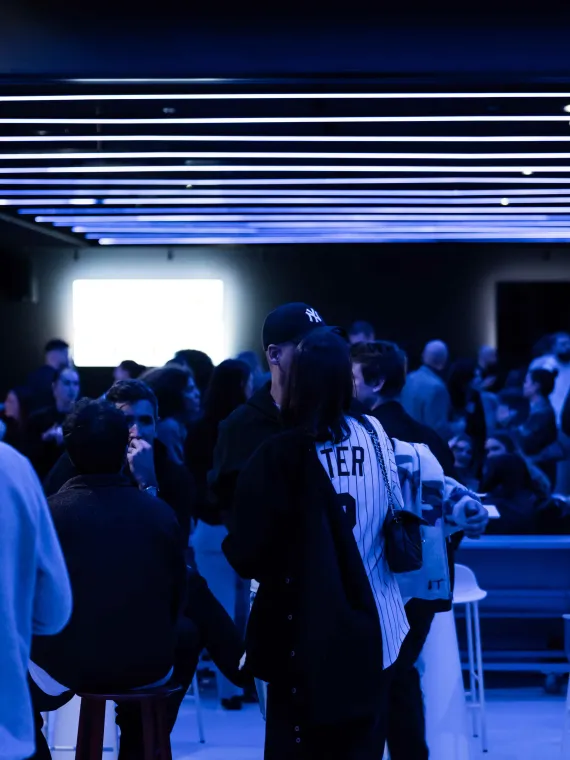 Espace hospitalité immersif pour Paris Basket à l'adidas arena