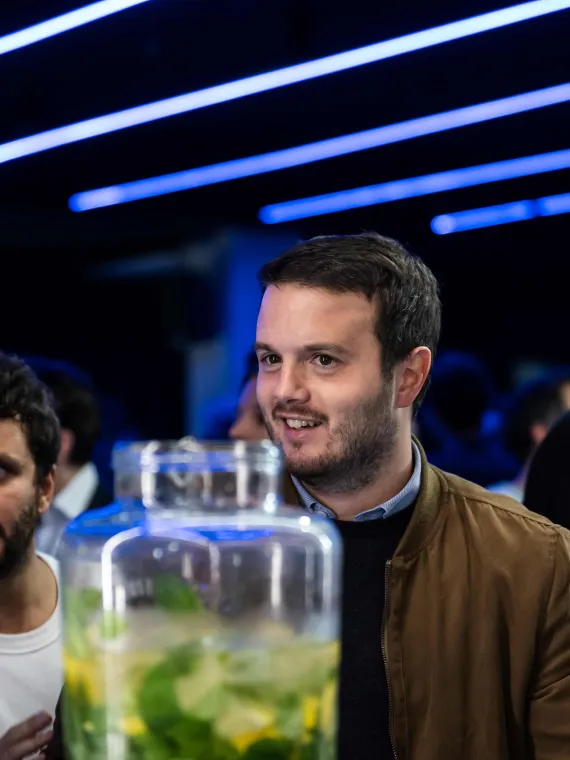 Espace hospitalité avec offre de boissons pour Paris Basket à l'adidas Arena