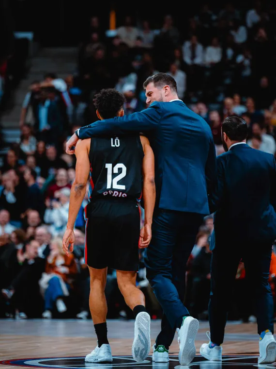 Expérience hospitalité bord du terrain avec l'entraîneur Tiago Splitter et Maodo Lo de Paris Basket
