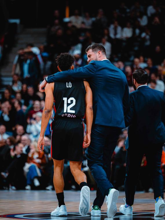 Expérience hospitalité bord du terrain avec l'entraîneur Tiago Splitter et Maodo Lo de Paris Basket