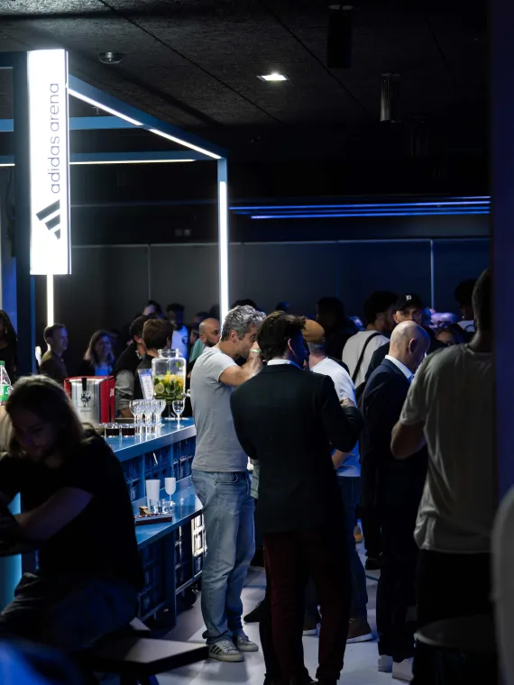 Offre d'hospitalité Paris Basket avec bar et boissons à l'adidas Arena